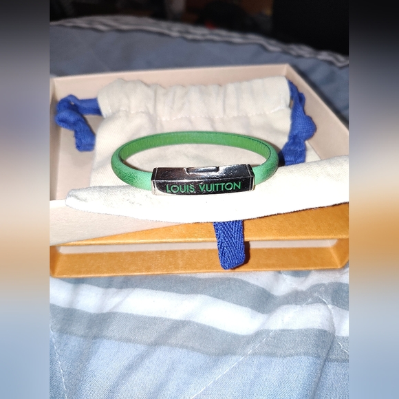 Louis Vuitton Clip It Bracelet - Picture 4 of 12